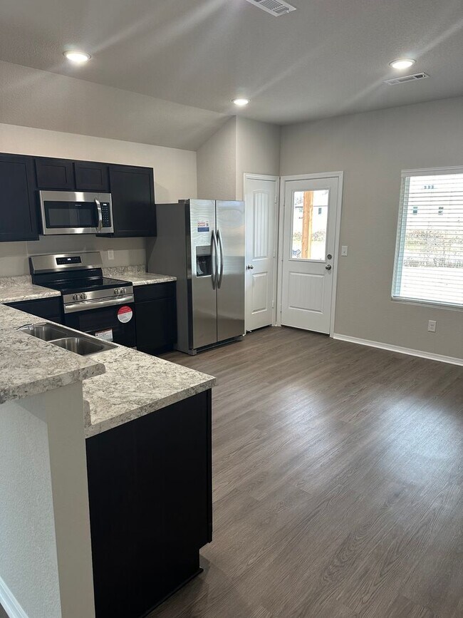 Foto del edificio - NEWER Three Bedroom | Two Bath Home in Stagecoach Meadows