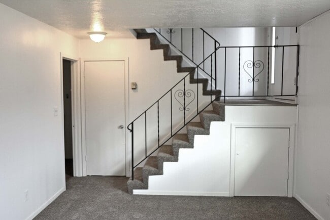 Building Photo - 1087 N 150 W