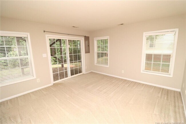 Foto del edificio - 8120 Upper Lake Dr