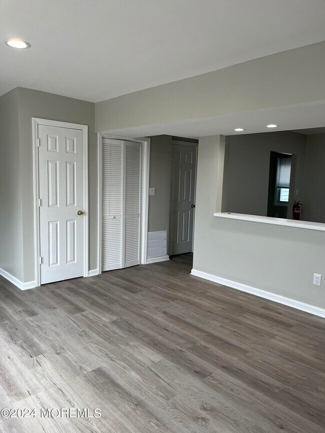 Building Photo - 284 Crawford St