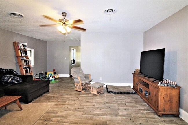 Foto del edificio - 815 Ravenwood Dr