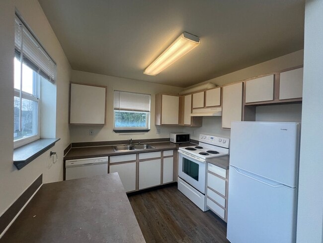 Building Photo - 2 Bed, 1 Bath 2nd Floor Unit in Lettered Streets District