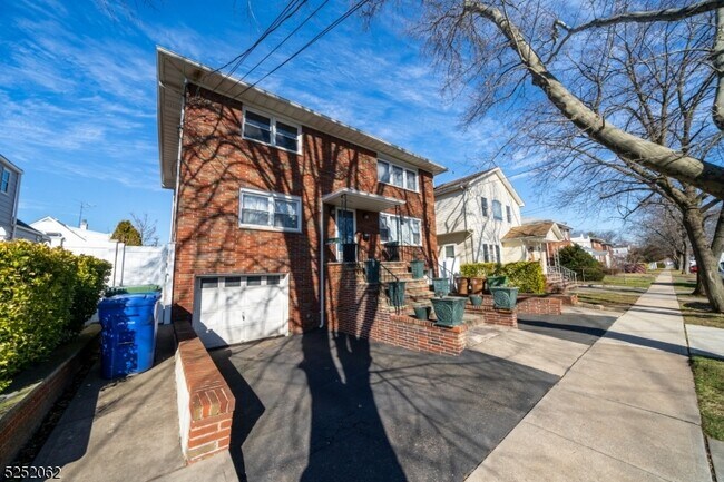 Building Photo - 105 E Morris Ave