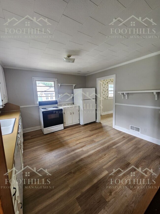 Foto del edificio - Classic 3-Bedroom Home in Downtown Anderso...