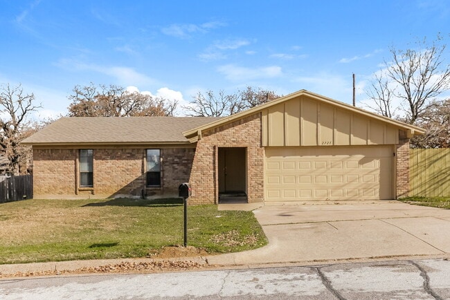 2727 Lucas Dr
