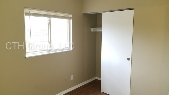 Building Photo - 3072 Huntington Dr