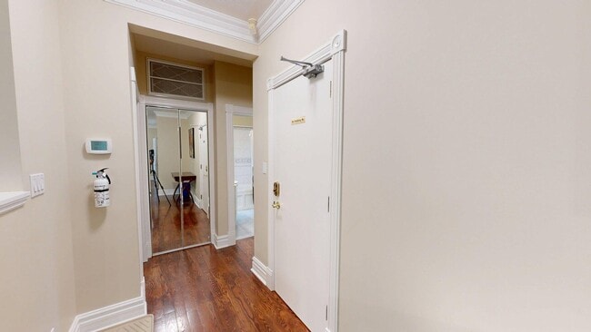 Photo du bâtiment - RENOVATED TWO BEDROOM APARTMENT IN WOODFIELD NEIGHBORHOOD