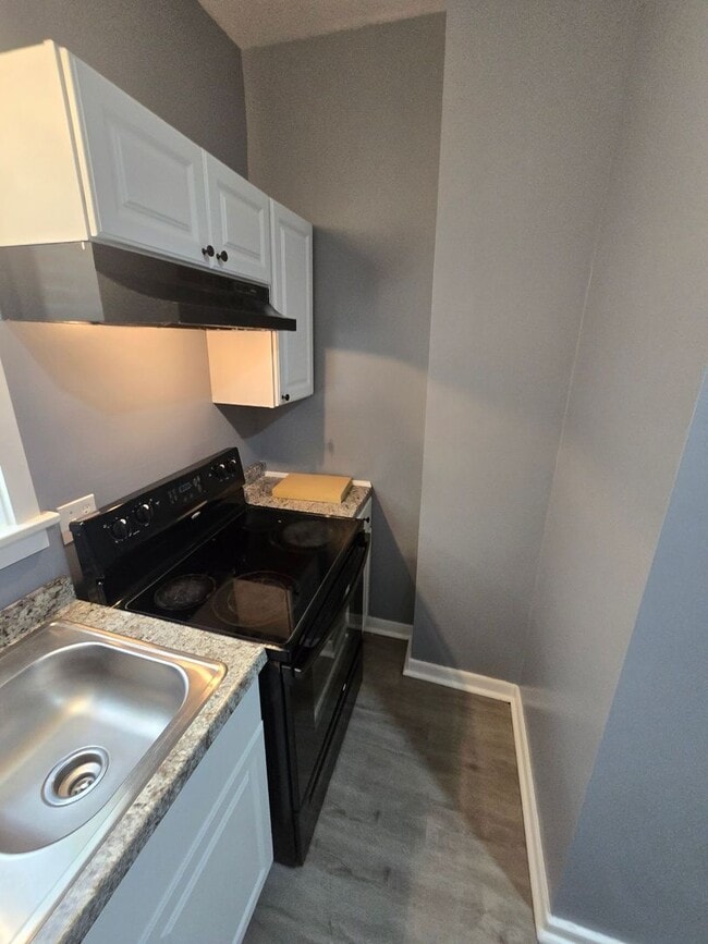 Building Photo - REMODELED 2 bedroom townhouse