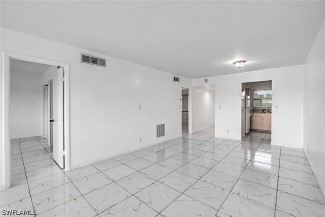 Building Photo - 1000 Manatee Rd