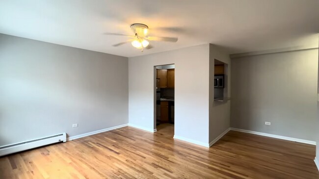 Building Photo - 525 W Oakdale Ave