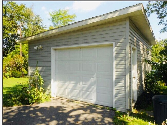 Building Photo - 3 Bedroom 1 Bath Home