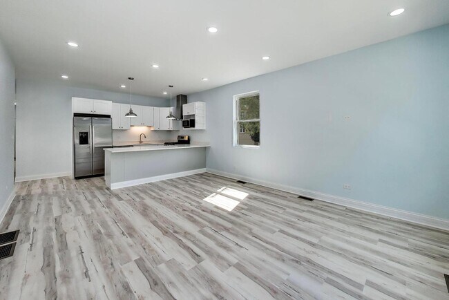 Foto del edificio - 703 N Homan Ave.