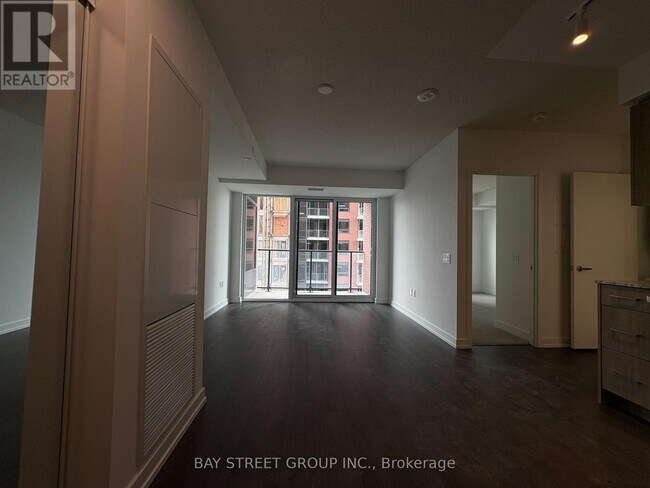 Photo du bâtiment - 4010 Eglinton Ave W