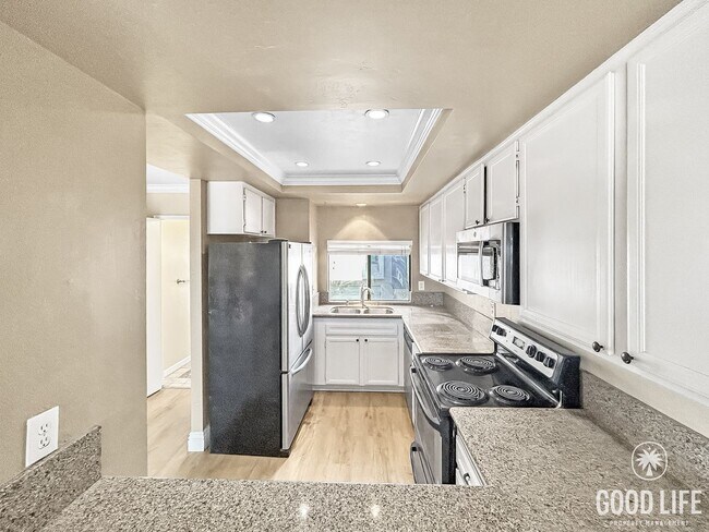 Foto del edificio - Beautiful 2BD/2.5BA W/ Updated Kitchen, and Attached Garage in Bay Ho!