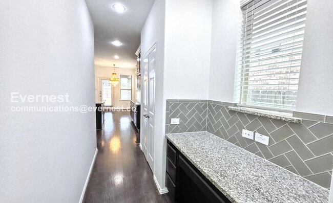 Building Photo - 4811 Sunset Park Ln