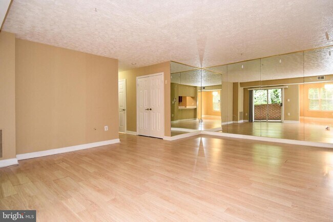 Foto del edificio - 6800 St Ignatius Dr