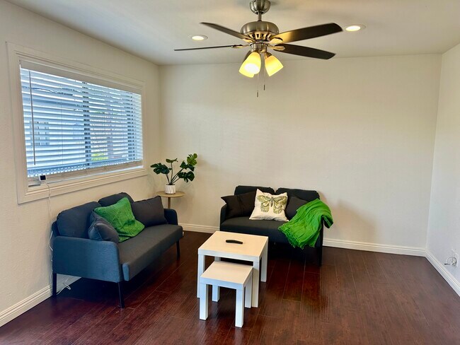 Sala de estar - 2226 Lewis Ave