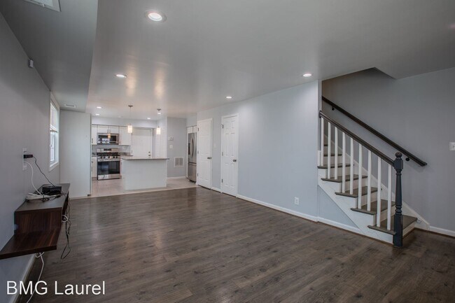 Building Photo - 3 br, 2.5 bath House - 5517 Hunt Pl NE