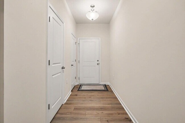 Foto del edificio - 909 Falls Grove Trl