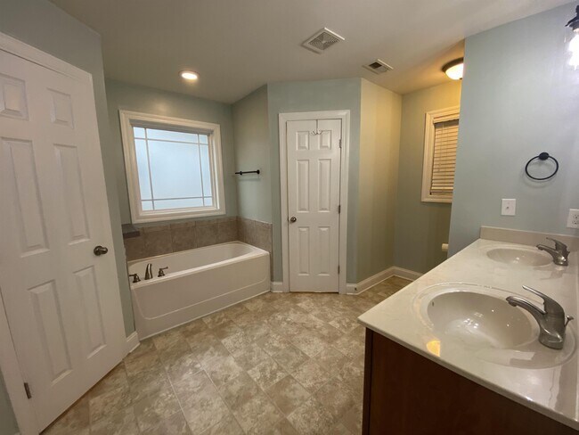 Building Photo - 425 Peregrine Ridge Dr