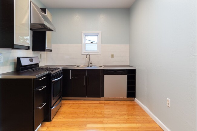 Building Photo - Updated 3BR 3 bath House with off street p...