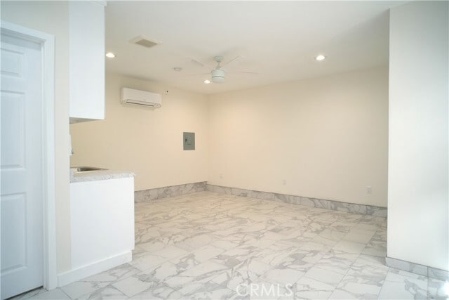 Foto del edificio - 8163 Willis Ave