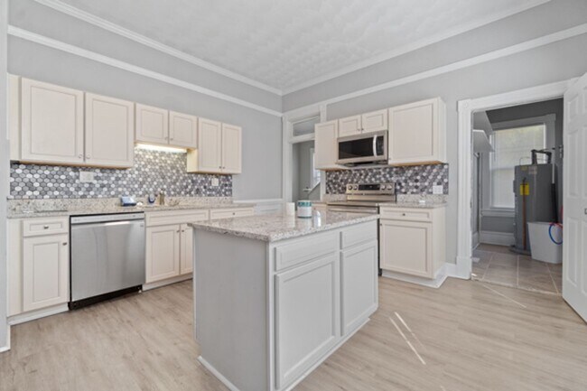 Building Photo - 4 Bed 2 Bath Home for Rent!
