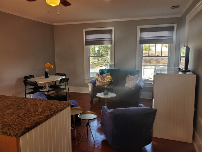 Building Photo - 700 N Hamilton Cres