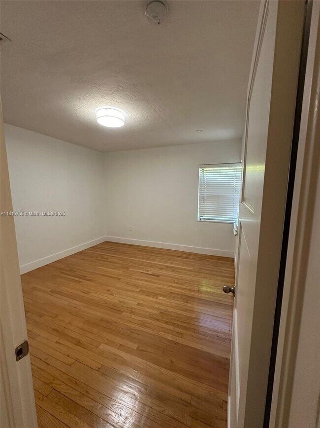 Foto del edificio - 1685 SW 15th St