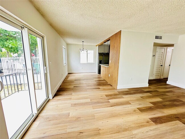 Foto del edificio - 910 NW 24th Ct