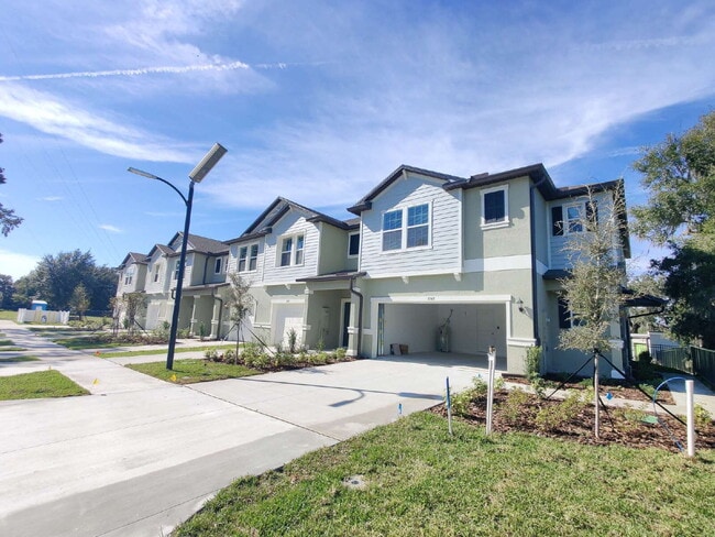 Foto del edificio - Spacious End-Unit Townhouse in FishHawk Ranch | Top-Rated Schools