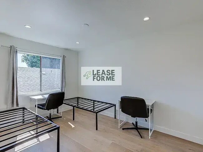 Foto del edificio - 1281 W 38th St