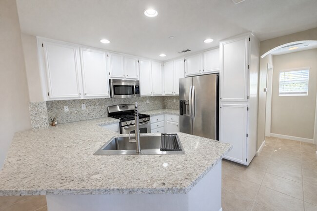 Foto del edificio - Updated Spacious 2 Bedroom Condo with attached garage in West Murrieta