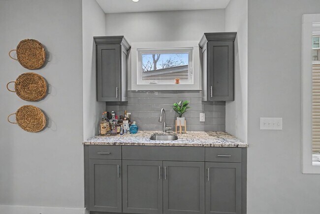 Foto del edificio - $4,200 per month | Fully Furnished | 3+ Month Leases Available