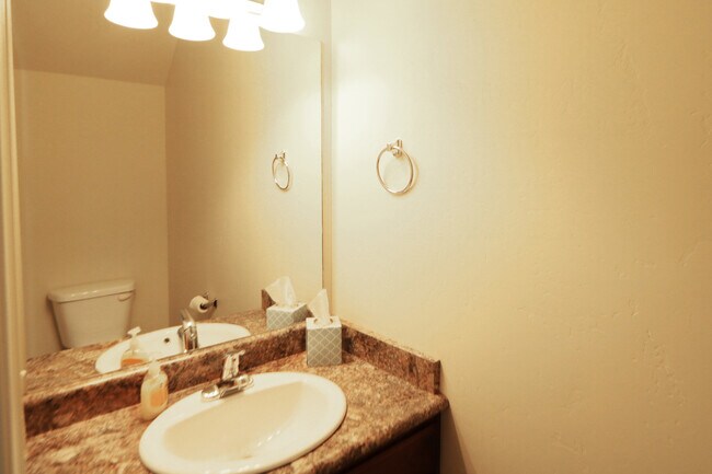 Building Photo - Pet Friendly Spacious 2 bedroom townhome i...