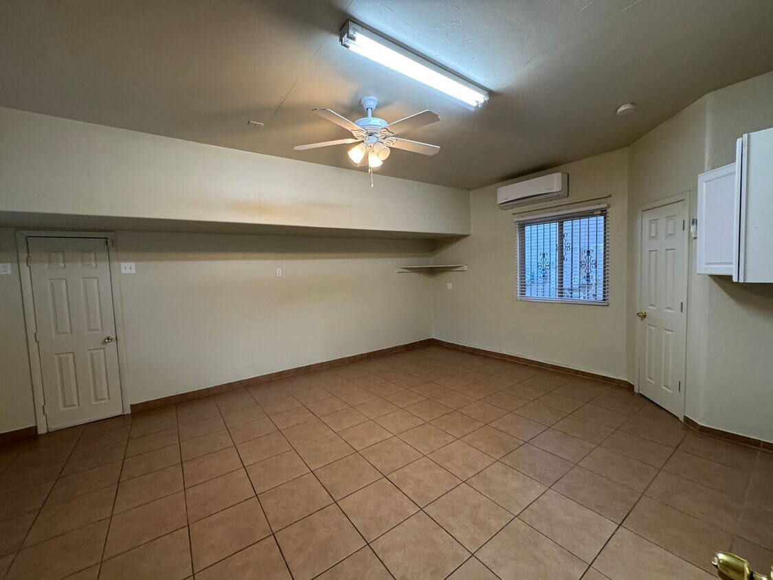 Primary Photo - 4Bdm 2.5Ba with a Den/extra bedroom, close...