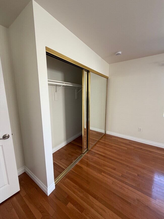 Armario - 1513 N Altadena Dr