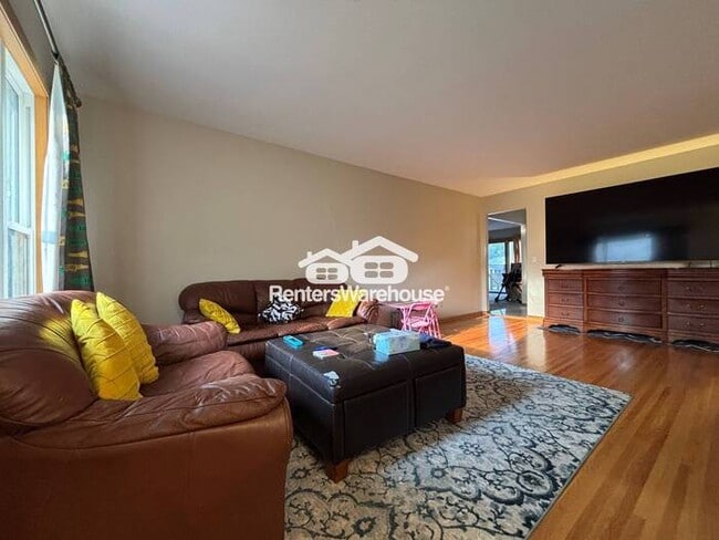 Building Photo - Available now is a bold vibrant 3 bed 2 ba...