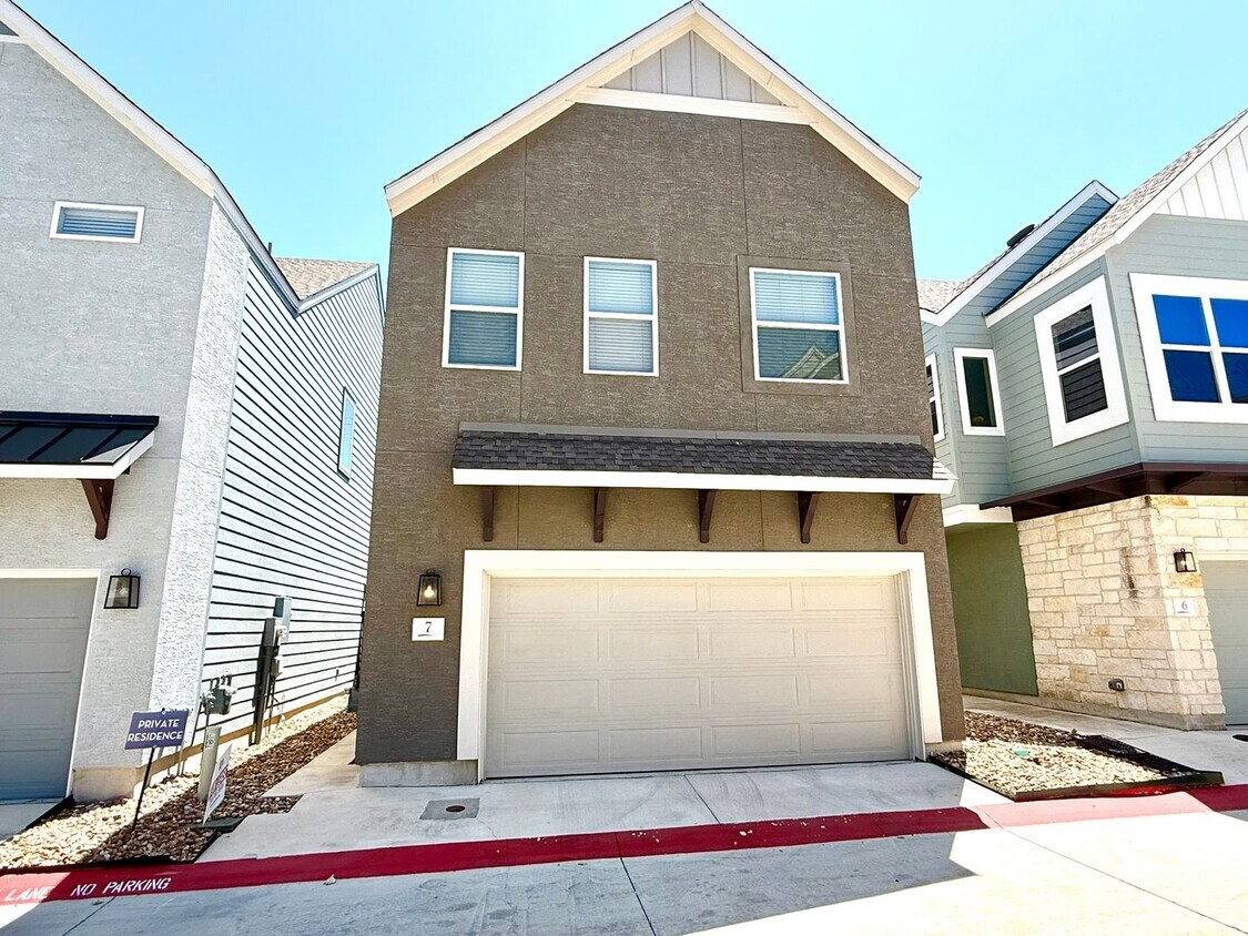 **MOVE IN SPECIAL** 2-Story 3 Bedroom / 2.5 Bath Home In Gated Community! - AVAILABLE NOW! JAW DROPPING 2-Story 3 Bedr...