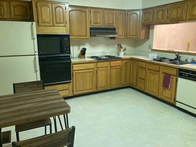 Large Eat in Kitchen - 3022 S Glebe Rd