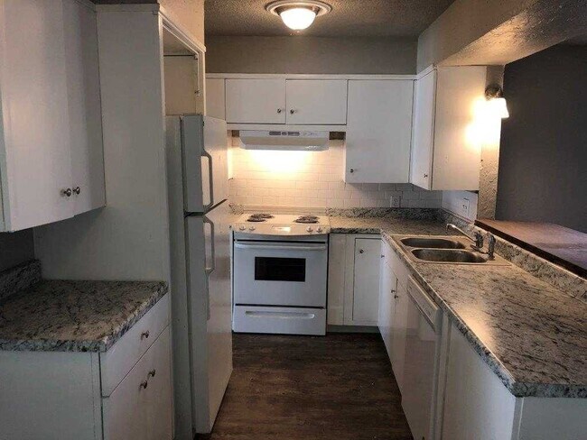 Building Photo - 4 bed garage conversion, mock fireplace, l...