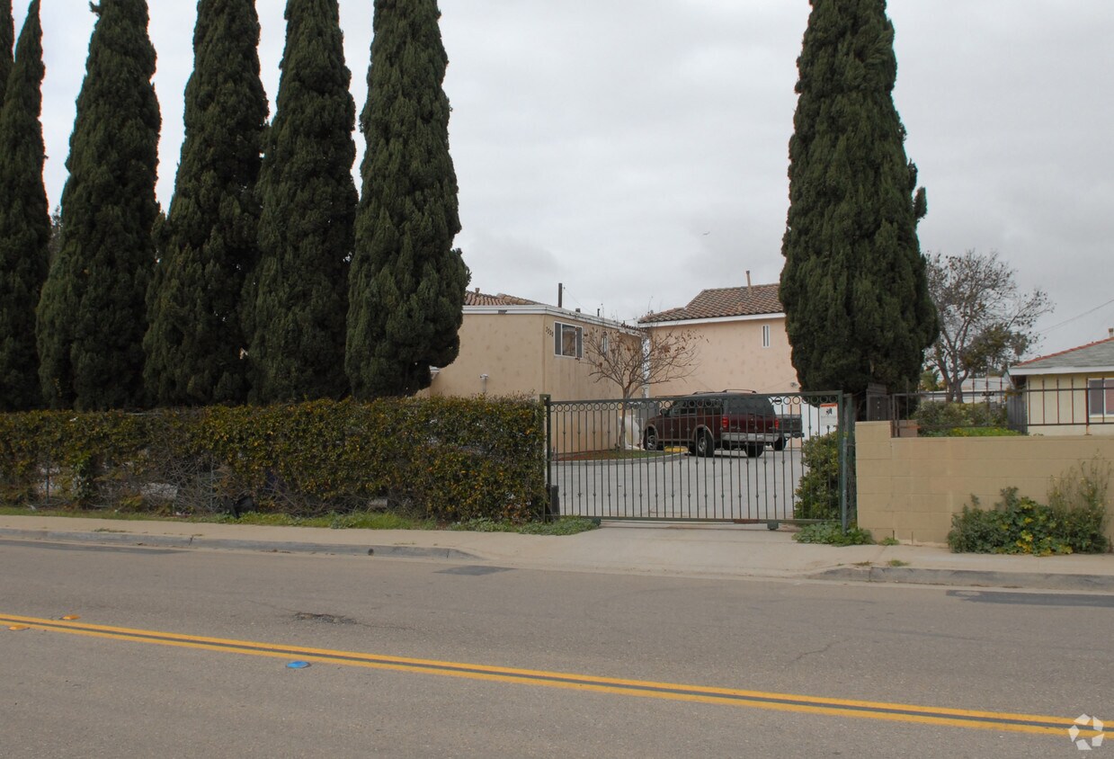 Foto del edificio - 3326-3330 Logan Ave