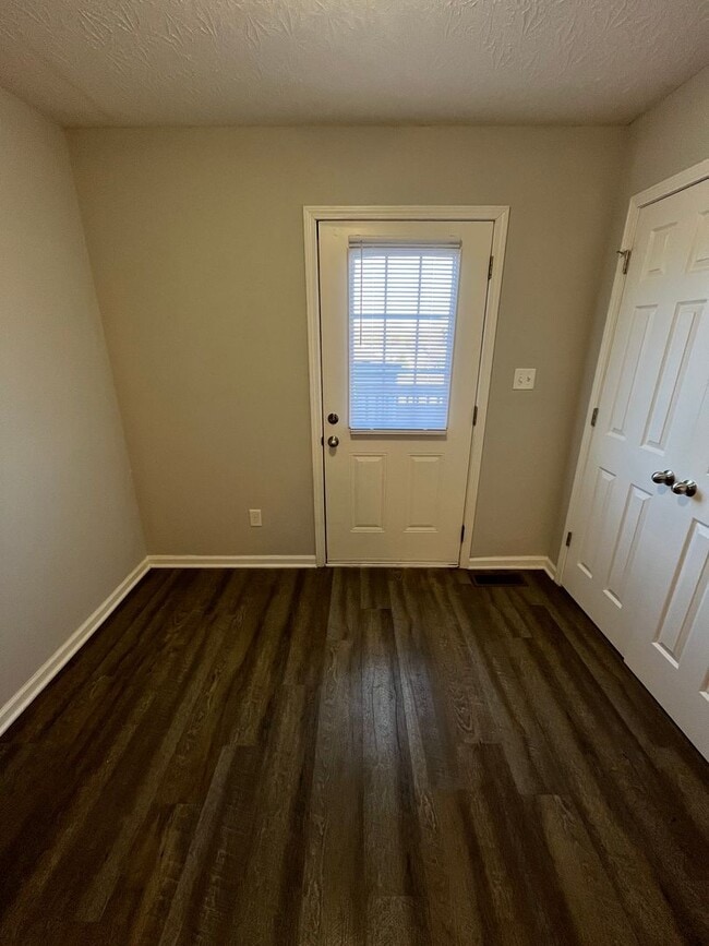 Building Photo - HALF OFF ONE MONTH AT UPPER STONE!