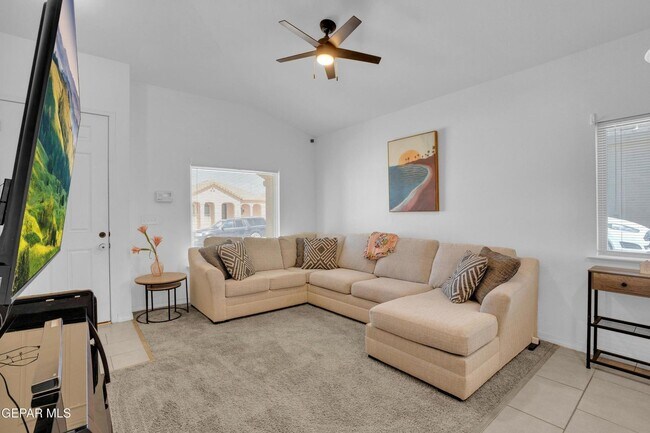 Foto del edificio - East El Paso/Horizon 3bed/2bath Refrig A/C with gorgeous low maintenance yard!