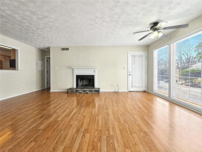 Foto del edificio - 1702 Country Park Dr