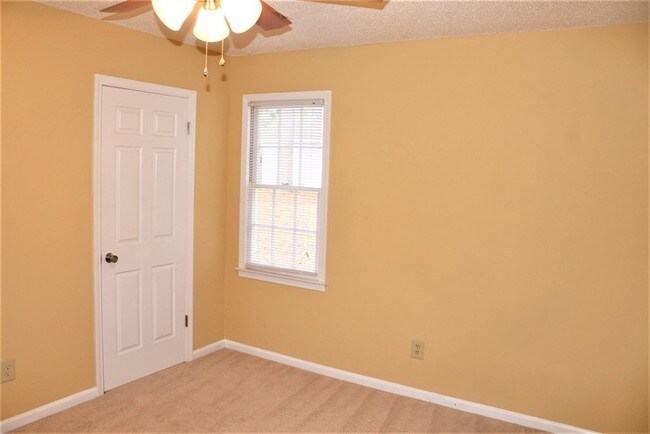 Building Photo - Lease Pending
