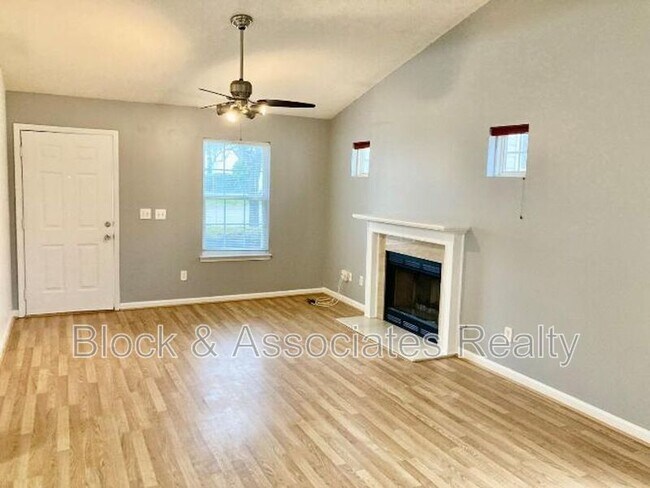 Foto del edificio - 4225 Lake Woodard Drive