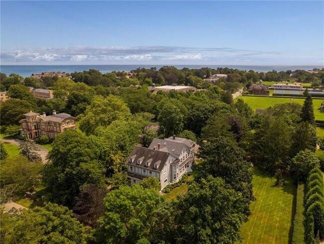 Foto del edificio - 141 Narragansett Ave