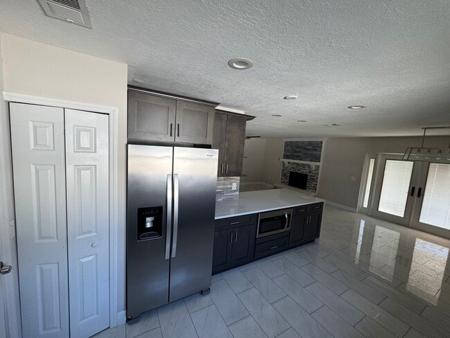 Foto del edificio - 3102 Shady Pine Ave