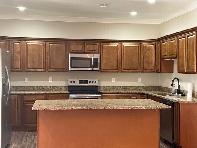 Foto del edificio - 1516 High School Dr